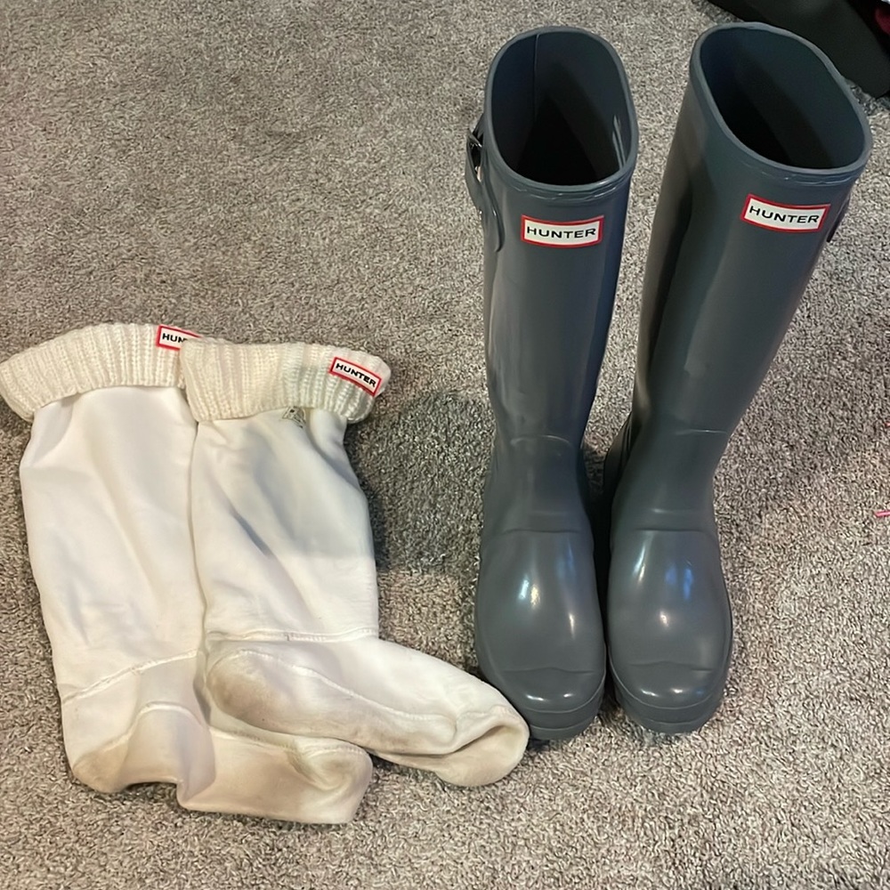 Grey tall Hunter rain boots with warm hunter boot liners